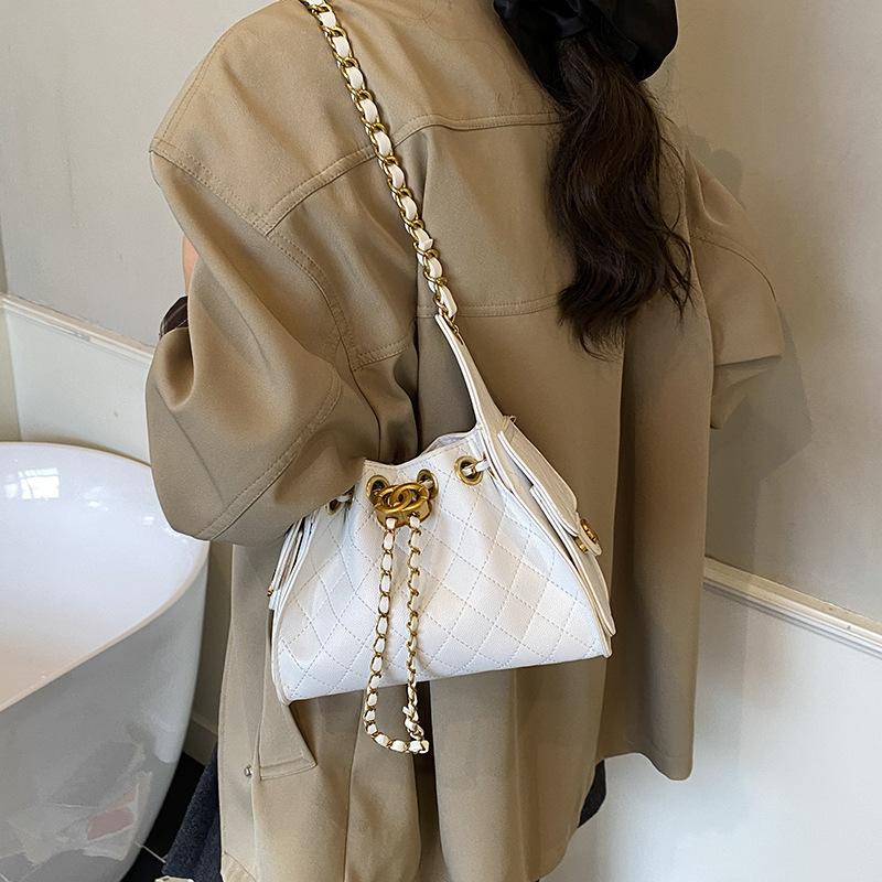 Rhombus Chain Bag Women's 2025 New Messenger Bag Autumn and Winter Niche Design Popular Shoulder Bucket Bag This Year