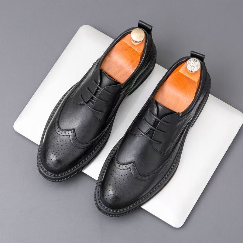 Fashion Spring Autumn New Designer Dress Shoes for Men Fashion Casual Solid Color Leather Shoes Male Lace Hallow Brogue Shoe Man