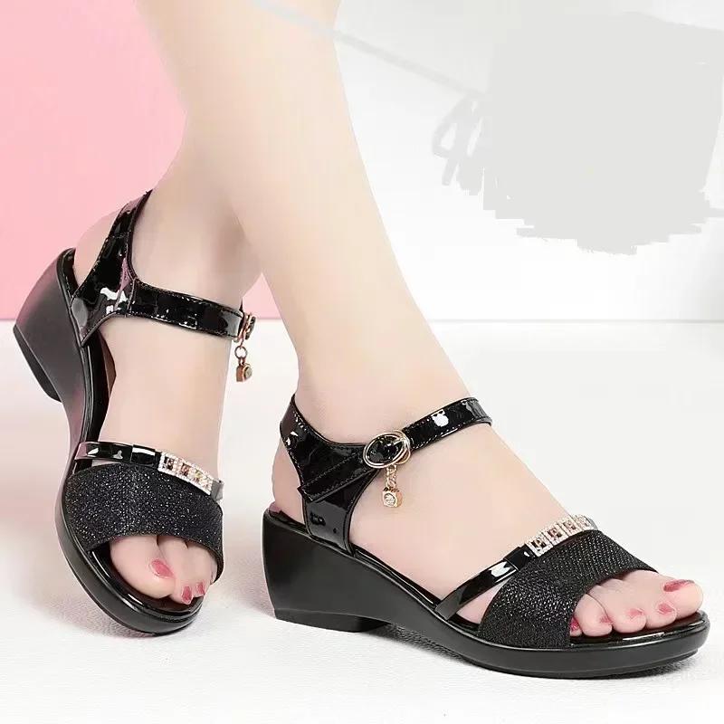 

Летние новые босоножки с открытым носком для женщин, босоножки на толстой подошве на танкетке, модная пряжка с бриллиантовой пряжкой, повседневные сандалии 35 чёрный