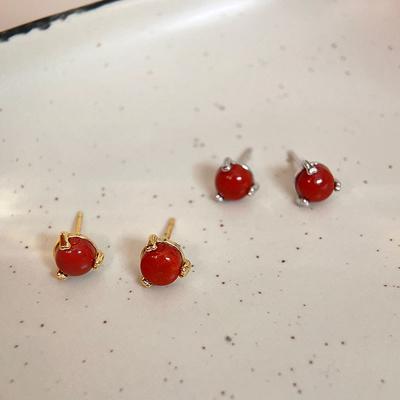 Brincos de ágata vermelha são pequenos e têm um novo estilo para presentear sua namorada