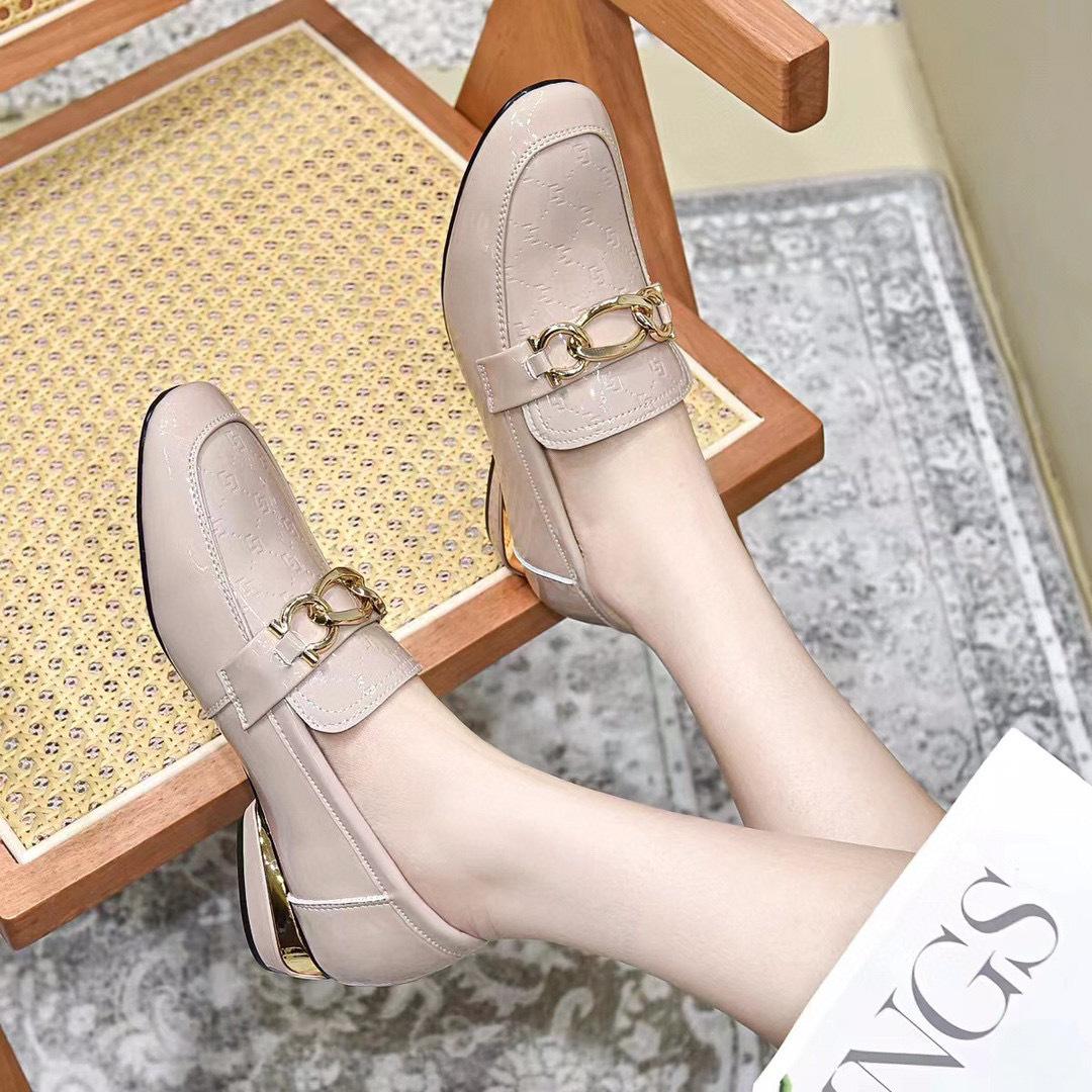 

Женские одинарные туфли весна новые лакированная коровья кожа металлическая пряжка маленькие кожаные туфли на одном педале высокие каблуки 40