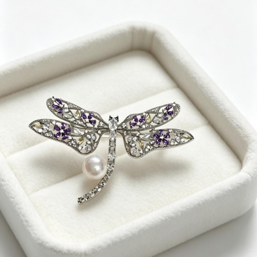 Elegant Natural Freshwater Pearl Brooch with Dragonfly Design, Exuding a Natural Luster. Crafted from Copper and Adorned with Zircon