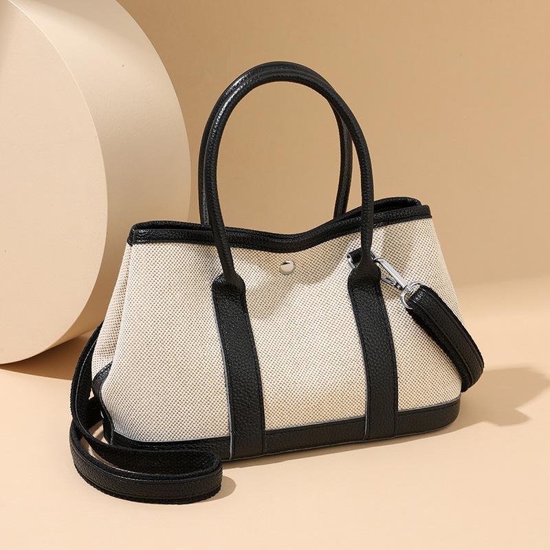 Uma Bolsa Tote Transversal Simples e Elegante com Cores Combinadas para Deslocamento