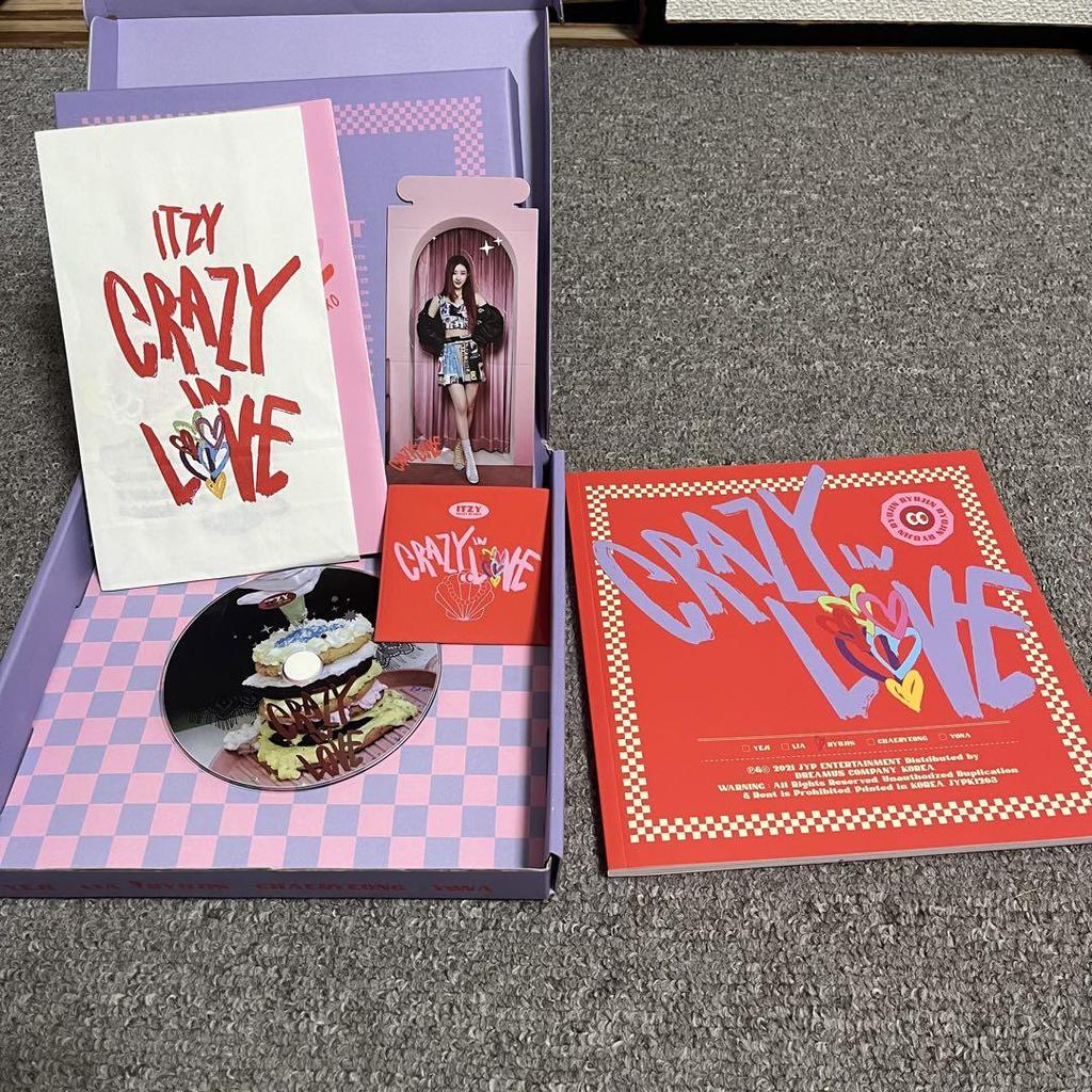 [USED] ITZY THE 1st ALBUM CRAZY IN LOVE with trading card