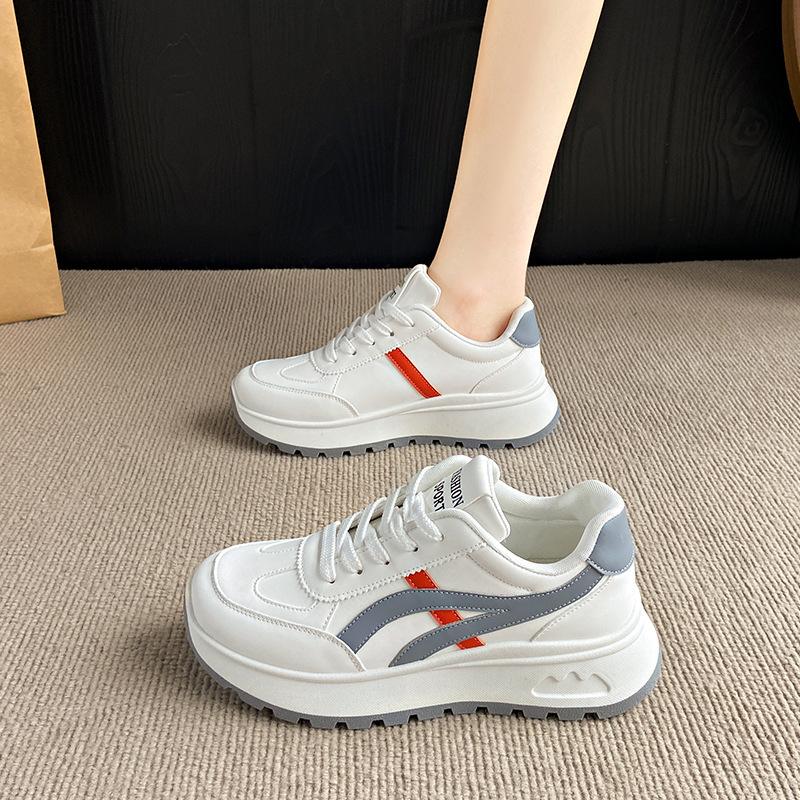 Atmungsaktive koreanische Version von Sommerschuhen mit dicker Sohle für Damen, kleine weiße Schuhe, erhöhende Sportschuhe für Damen, vielseitige neue lässige Dad-Schuhe f