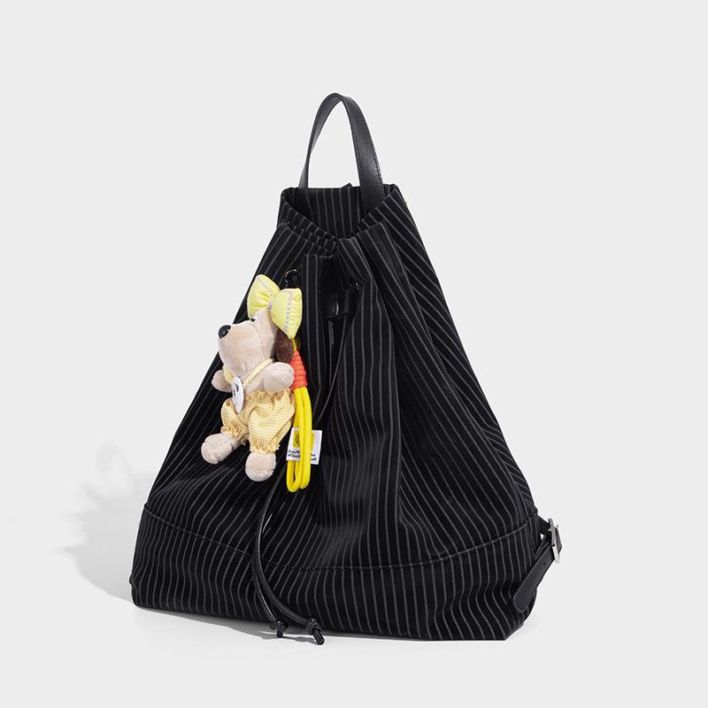 

Повседневный студенческий рюкзак в корейском стиле для женщин 2025 Новая модная полосатая легкая школьная сумка Универсальный рюкзак большой вместимости Black（No Hanging Orname