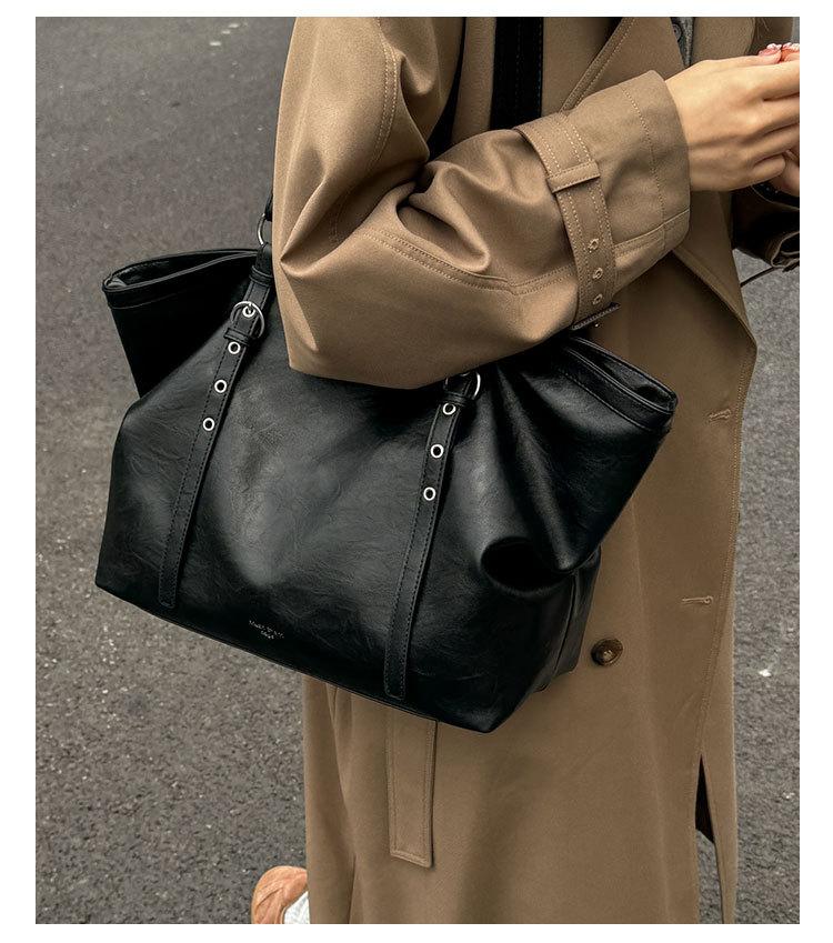 

Retro versatile commuter tote bag women s 2025 new model about foreign style versatile casual underarm shoulder bag tide