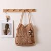 Gehäkelte Tragetasche für Damen Weiß Durchbrochene Stricktasche mit Perlenfransen-Anhänger Verstellbare lange Träger Boho Strandtasche