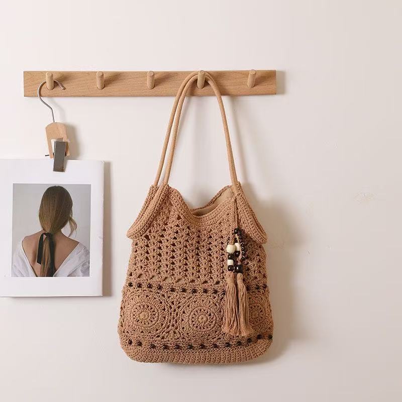 Gehäkelte Tragetasche für Damen Weiß Durchbrochene Stricktasche mit Perlenfransen-Anhänger Verstellbare lange Träger Boho Strandtasche