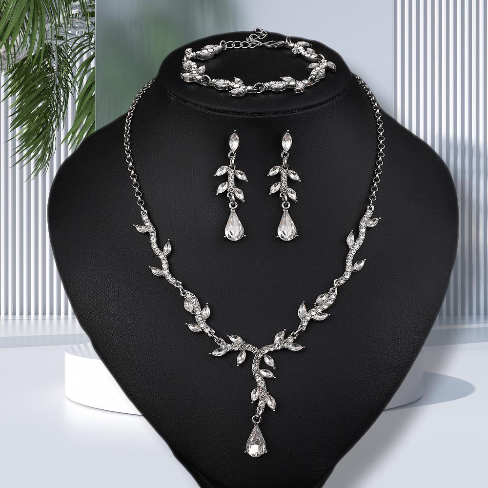 Elegant Women's Crystal Jewelry Set: Necklace, Earrings, Bracelet for Evening Dress