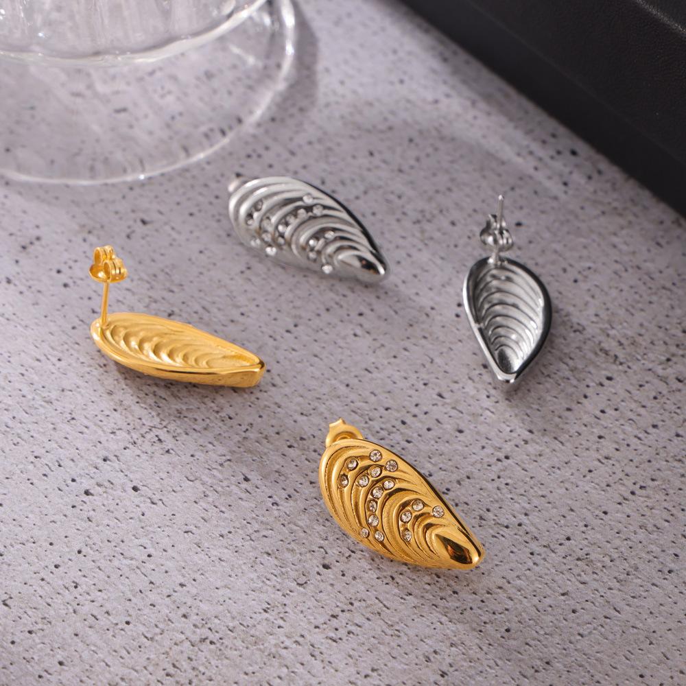 

Stylish Retro Personalized Diamond Earrings Gold Texture Shell Non-fading Stainless Steel Stud Earrings Spot