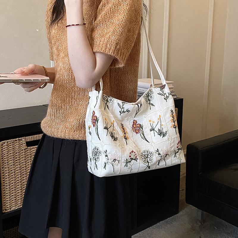New Floral Embroidery Shoulder Bag Large Capacity Fashion Crossbody Handbag for Women Casual Versatile Commuting Bag