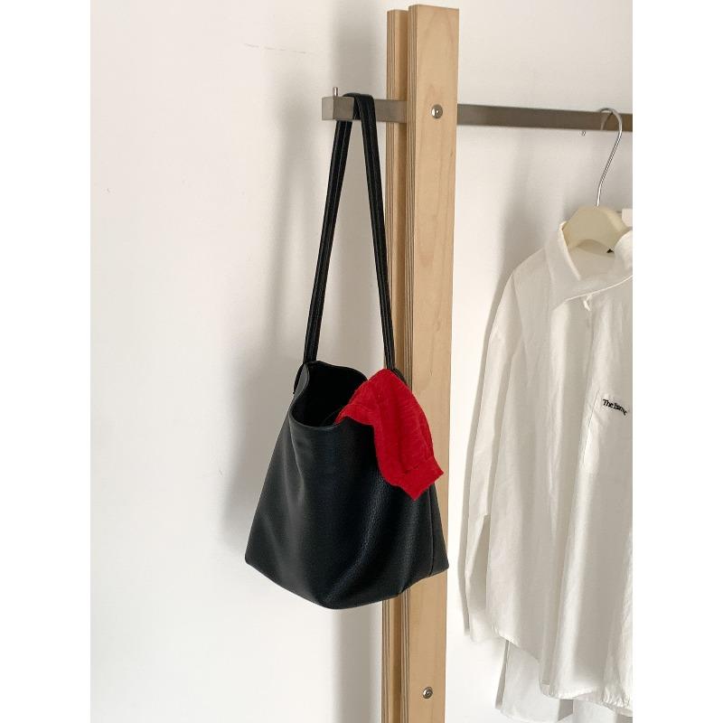 Small Simple Portable Shoulder Bag Niche Design Sense Work Commuter Bag Versatile Soft Leather Bucket Bag Women