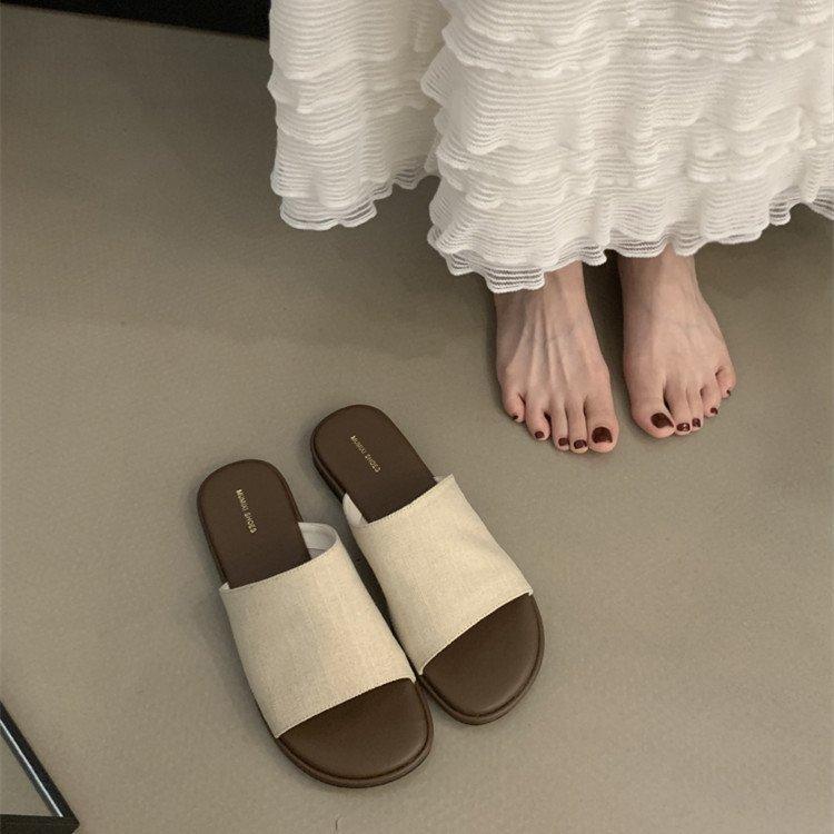 2025 summer new casual versatile flat-bottomed slippers women's one-word sandals fashion high-end outdoor simple tide