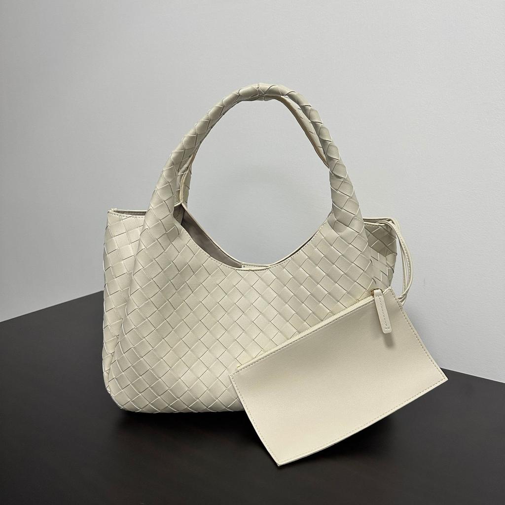 Hand-woven European and American Retro Texture Versatile Handbag Large Capacity Leisure Commuting Fashion Simple Tote Bag