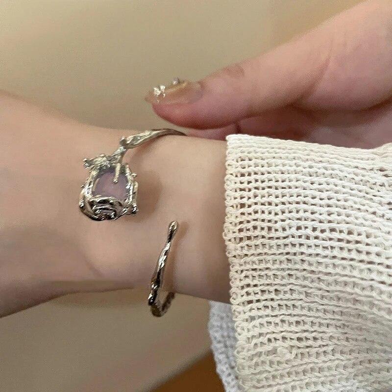 Modisches lila Rose Metallarmband 2023 Neues Designgefühl Cooler Stil Handwerk Party Schmuck Zubehör