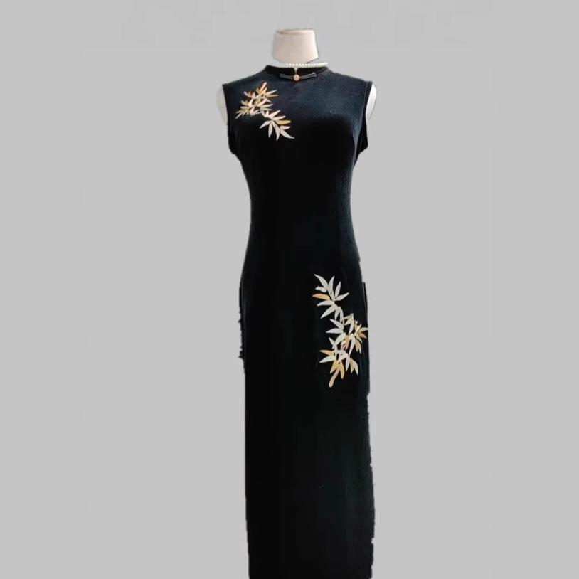 Daily waist and thin simple and generous dress for women's temperament of the Republic of China, elegant and improved black velvet embroidered