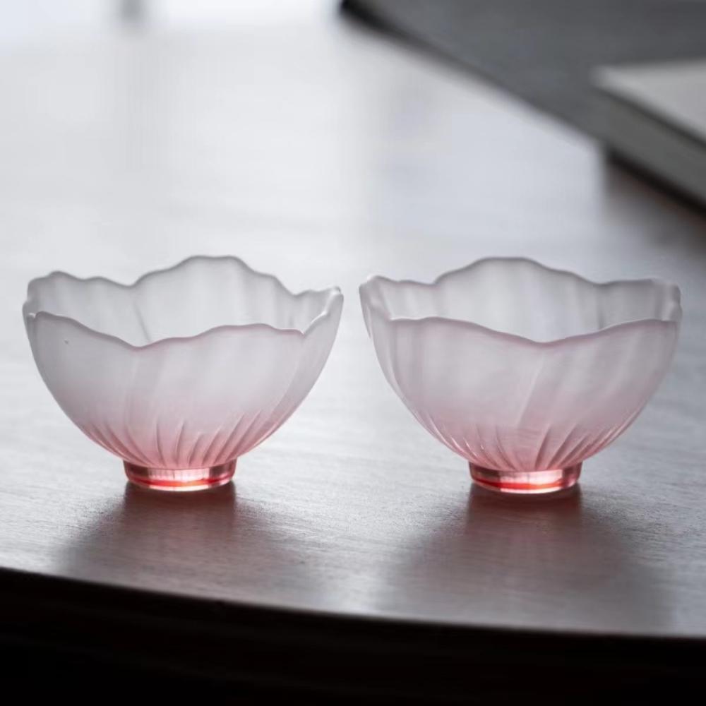 Tazza da tè giapponese in vetro smaltato rosa opaco con fiori di ciliegio, Tazza da tè da casa con figura di donna smaltata rosa, Tazza a petalo