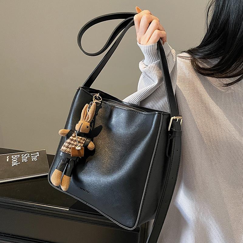 2025 new fashion niche retro Maillard simple bucket bag women's temperament commuter versatile messenger bag