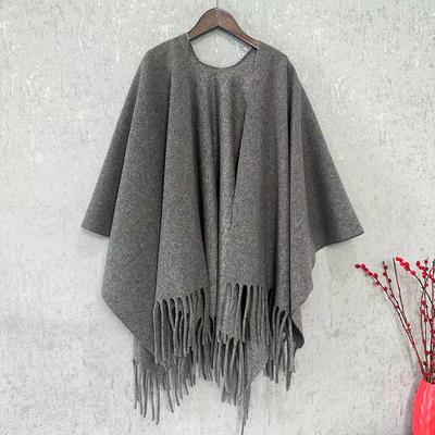 Scialle con nappe in lana da donna: Elegante mantello coordinato autunno/inverno