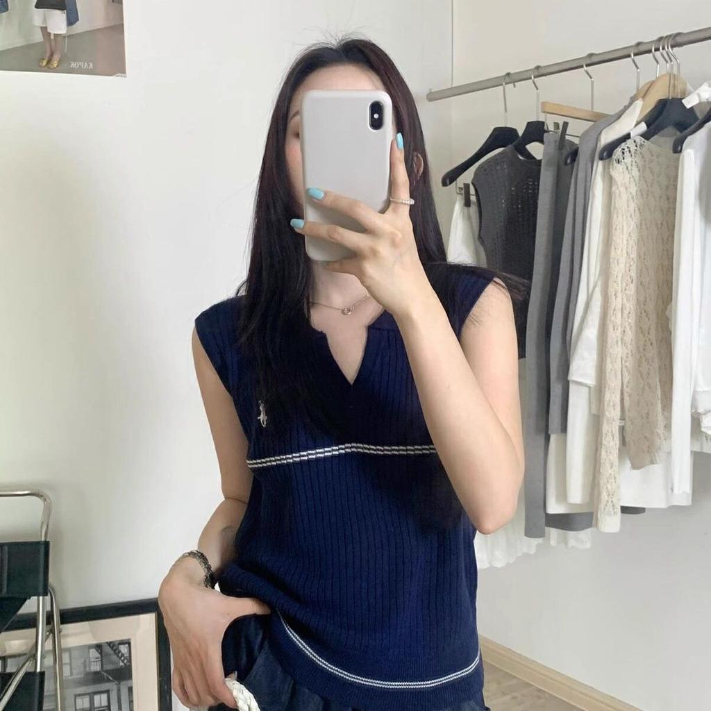Embroidered V-neck Knitted Sleeveless Top Basic Women's Outerwear Vest Elegant Knitted T-shirt
