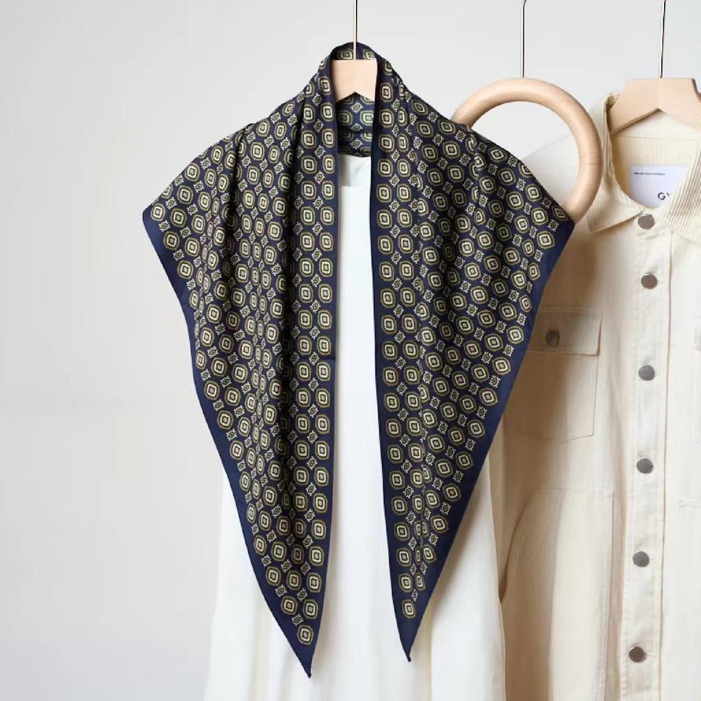 Retro old money wind cashew flower triangle scarf women's fashion high sense versatile decoration outer silk scarf scarf fart curtain tide