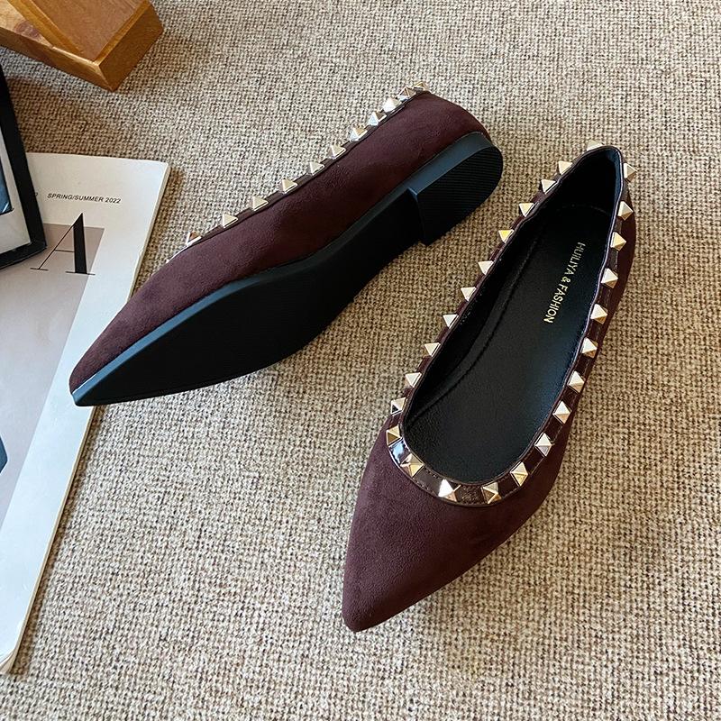 W929-1 Niete 2025 Herbst neue französische Ballerinas Temperament Innenhöhenerhöhung spitze Einzelchuhe vielseitige Pendler-Damen