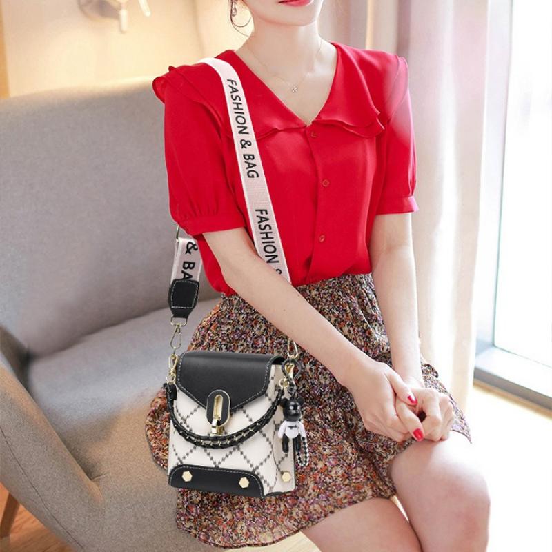 Korean Style Minimalist Small Square Bag, Fashionable and Versatile, Suitable for Shoulder or Crossbody Use, Trendy Mobile Phone Bag for Women.