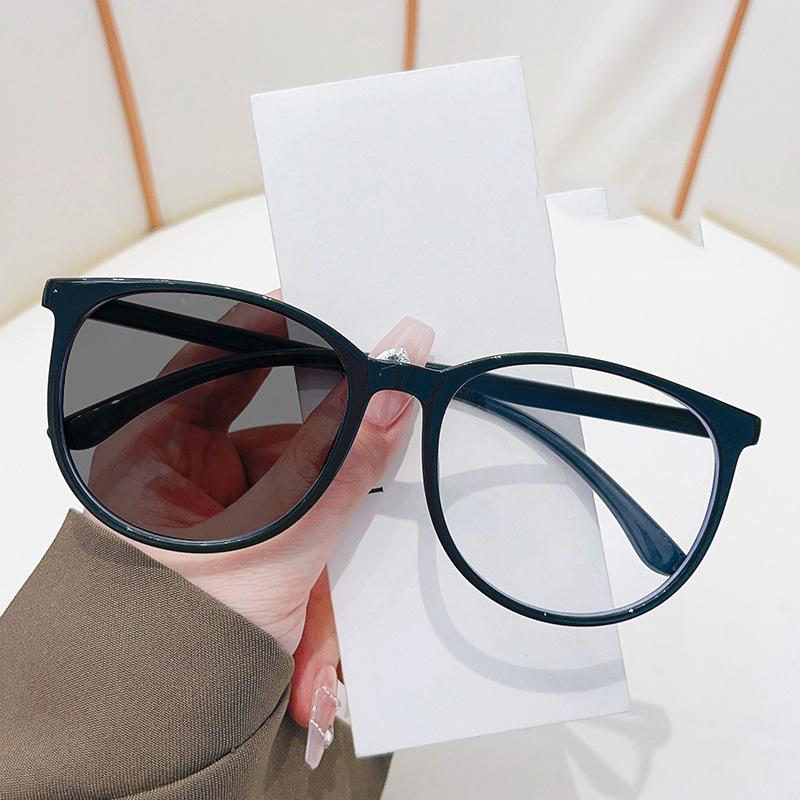 

Intelligent Photochromic Reading Glasses Large Anti Blue Light Far Sight Eyeglasses Women Men Outdoor Presbyopia Glasses 1.0