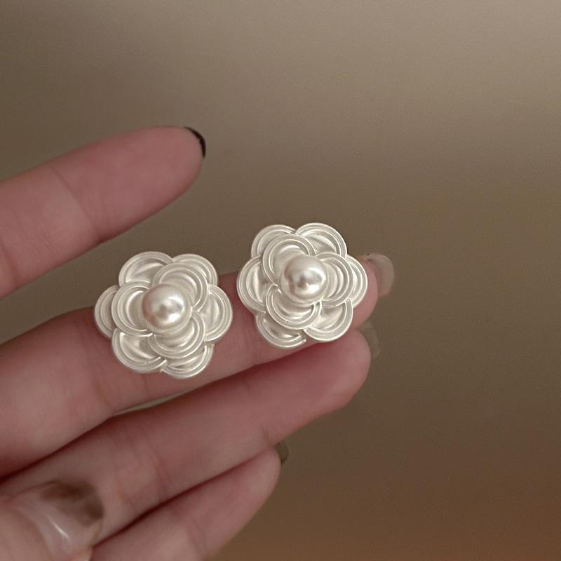 Multi-layer Flower Petal Pearl Stud Earrings Retro High-end Earrings Light Luxury Elegant Temperament Earrings Women
