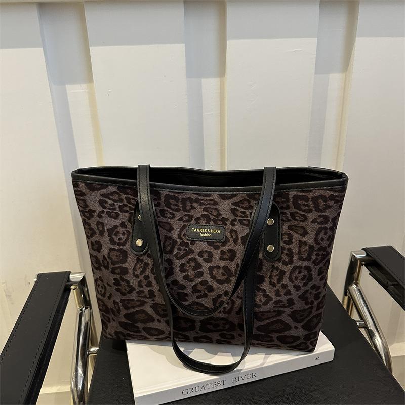 Deerskin velvet large-capacity leopard print bag women's 2025 new autumn and winter retro tote bag versatile shoulder armpit bag