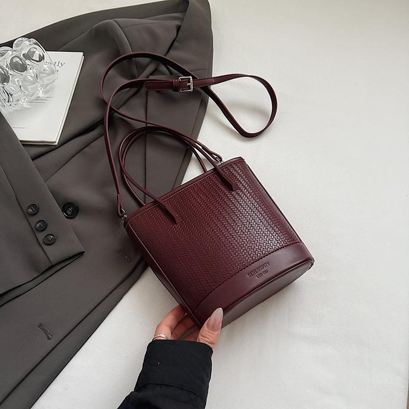 Large capacity bag women's niche casual simple portable bucket bag autumn new woven commuter messenger bag