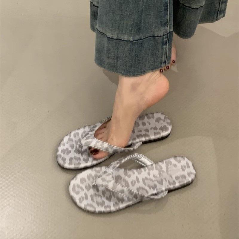 2025 Summer New Leopard Print Flat-bottomed Flip-flops Women's Simple Holiday Style Flat-heeled Cool Slippers Open-toed Slippers