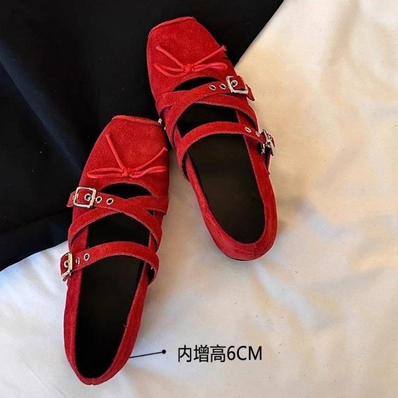 

Версия из мягкой кожи, увеличение внутренней высоты на 6 см, квадратный носок, бант, пряжка на ремне, туфли-лодочки с мелким вырезом, женские балетки на мягкой подошве 40 красный