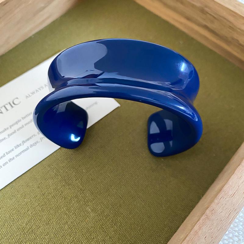 Unique Retro Resin Bracelet: Personalized Fashion Jewelry for Women