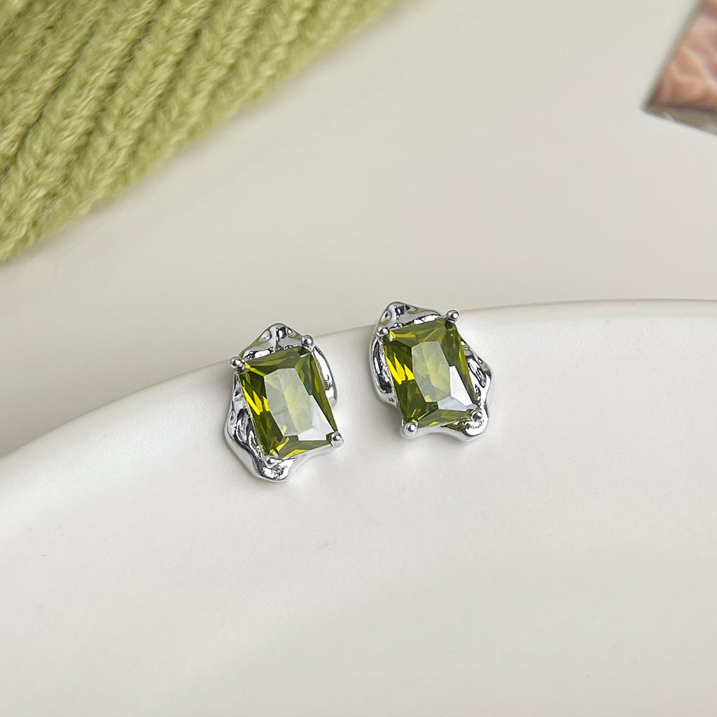 

Зеленые серьги-цветы в стиле Мори: Стильный, Универсальный и Элегантный для Женщин