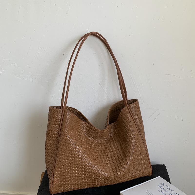 

Retro bag women s large-capacity new autumn and winter casual shoulder mother and child bag texture commuter tote bag коричневый