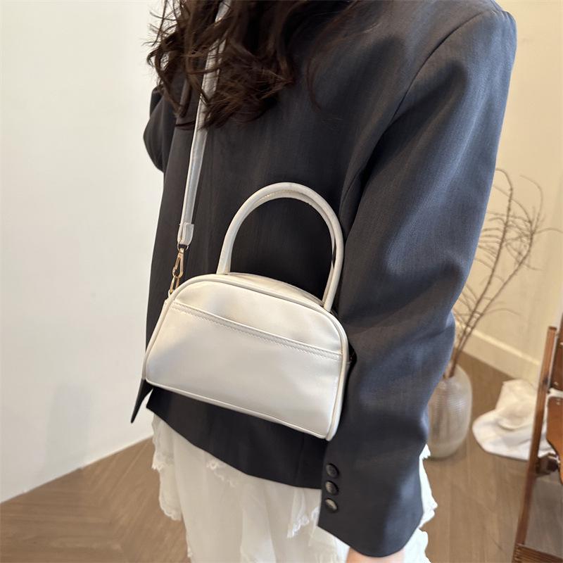 Retro-Texture Bowling Bag: Casual Commute & Niche Design with a Simple, Textured Pillow-Style Shoulder Bag
