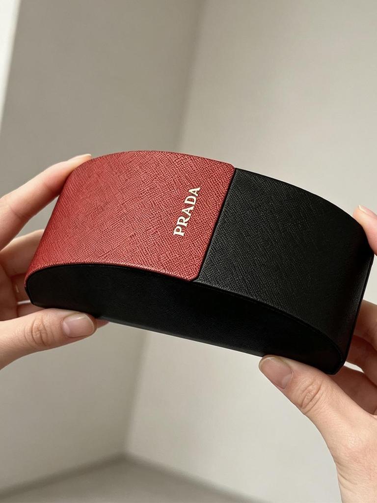 Prada Estojo Rígido para Óculos com Costura Vermelha e Preta, Caixa Portátil de Armazenamento para Óculos de Sol com Textura de Couro, Pano para Óculos e Caixa de Presente