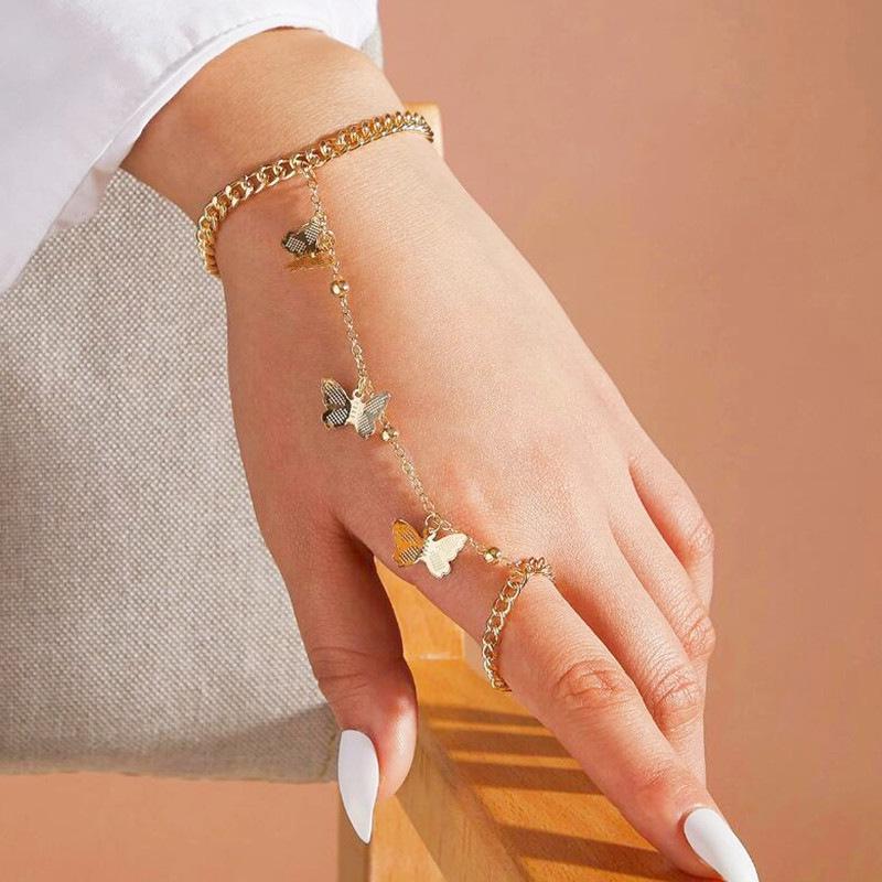 Bracciale Schiava Europeo Creativo in Cristallo Zirconia: Catena Quadrata con Perline e Collegamento al Dito da Donna