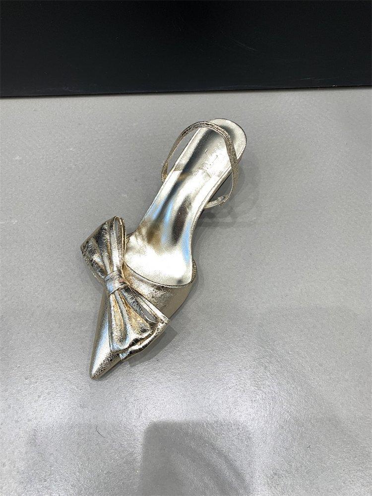 

Европейский и американский стиль, модель с подиума, металлические босоножки на высоком каблуке 2024 новинка, украшение в виде банта, остроносые, с закрытой пяткой, женская уличная обувь 40 золотой