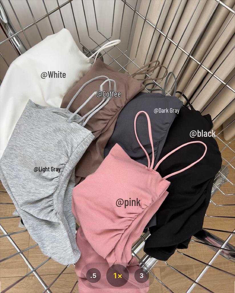 Kořenitý korejský řasený tank na špagetová ramínka s racerback střihem, polstrovaným bandeau poprsím a přiléhavým střihem bez rukávů.