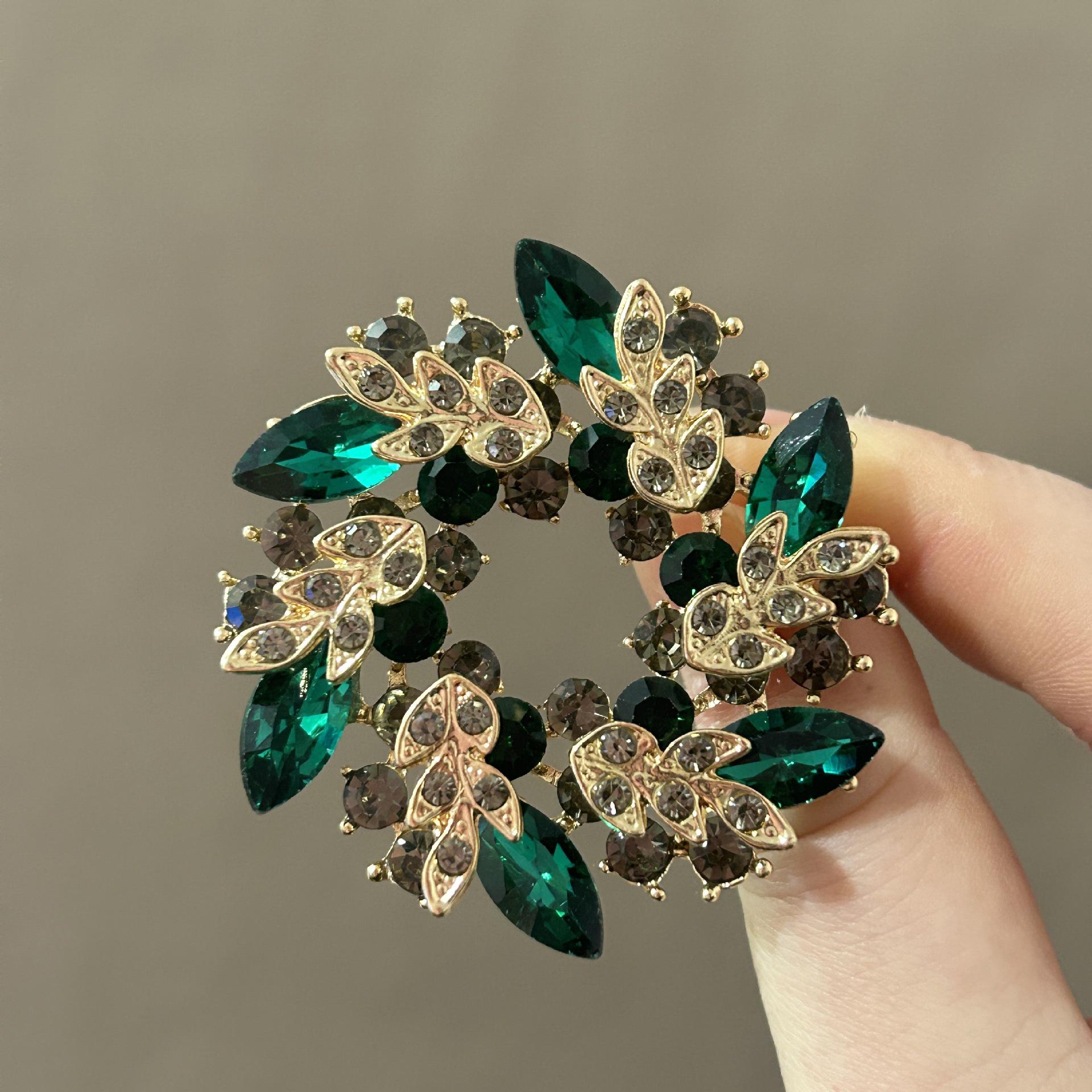 

Колекція брошок для жінок високого класу: Дизайн Метелика, Камелії, Перлів - Елегантні Ювелірні Вироби на Різдво та Аксесуари для Чоловічого Одягу