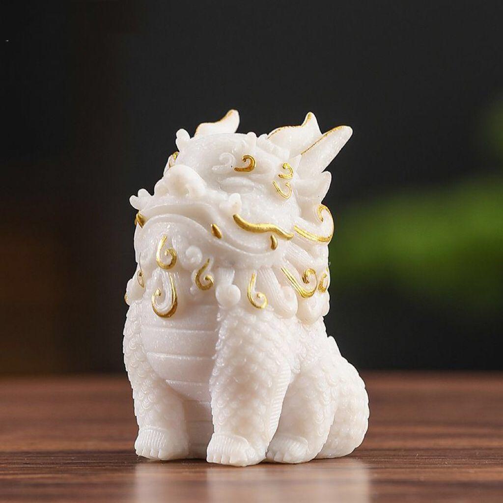 Sandstein Pixiu (Fabelwesen) Figur, ein Dekorationsartikel für Büroschreibtische und Arbeitsplätze, mit einem Qilin (Fabelwesen)