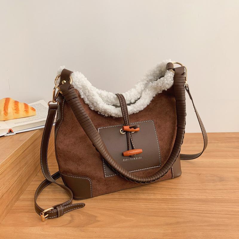 

Large-capacity shoulder bag fashionable and casual personalized new tote bag 2025 autumn and winter women s niche messenger bag коричневый