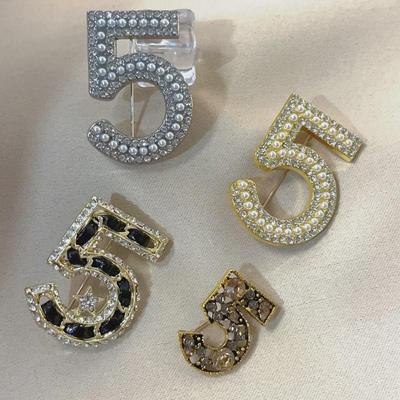 Retro Star Diamond No. 5 Leather Brooch: European & American Trendy Pin, Elegant Light Luxury Accessory