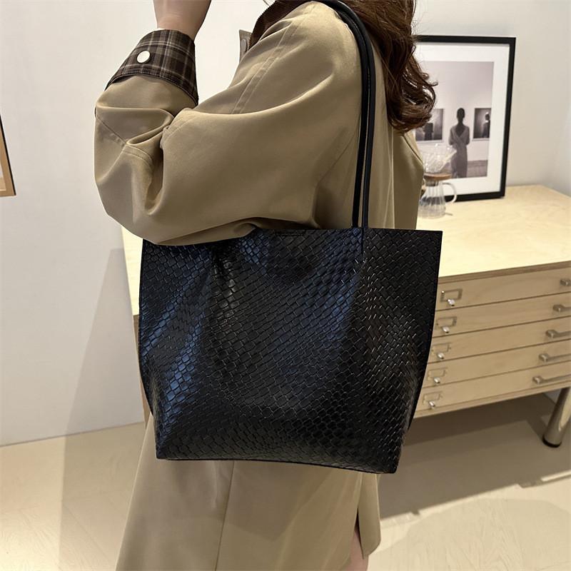 Woven Tote Classic Bags For Women With Comfortable Shoulder Straps For Daily Style