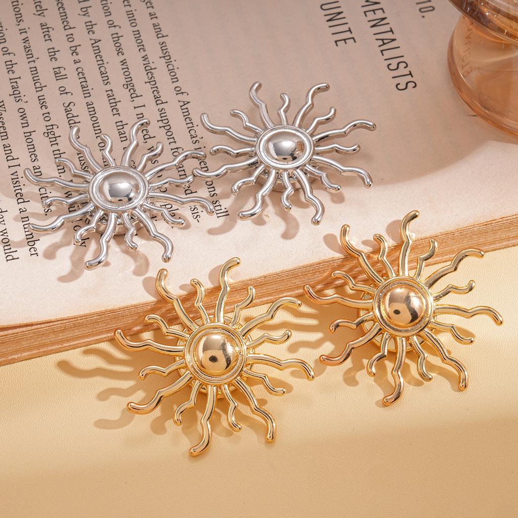 Vierteiliges Set Europäische und Amerikanische Metall Sonnenblumen Brosche Manschettenknöpfe Einfache Nischen Kleidung Accessoires