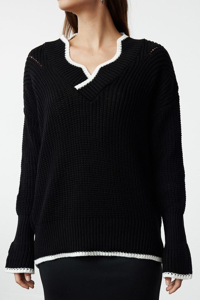 Women's Fashionable Stylish Sweater Black Wide Fit Color Blocked Knitwear Sweater