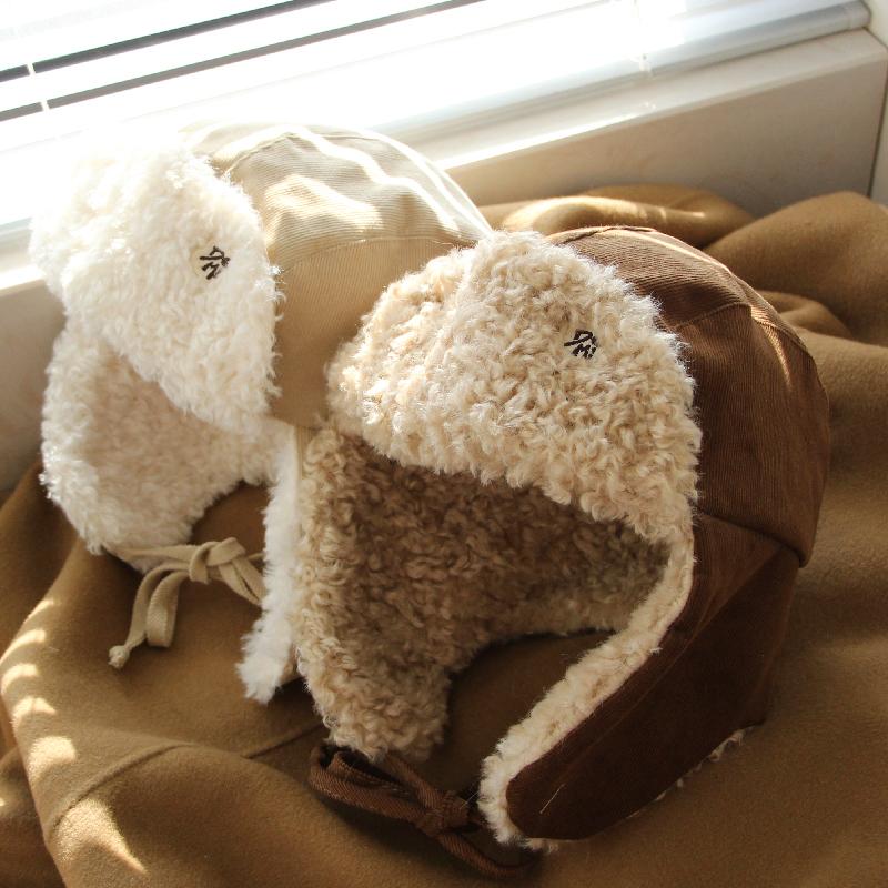 

Sweet and cool face small flying hat women winter thickened warm fleece cold lamb fleece hat men Adult average size бежевий